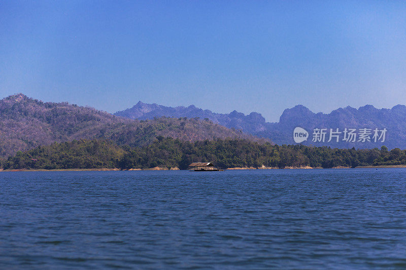 在Sangkhla Buri以南的湖泊和山丘上的山脉和景观全景